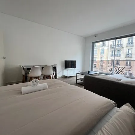 View Of Eiffel Tower 16th Arrondissement Trocadero With Terrasse