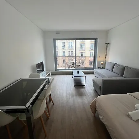 View Of Eiffel Tower 16th Arrondissement Trocadero With Terrasse