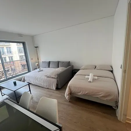 View Of Eiffel Tower 16th Arrondissement Trocadero With Terrasse